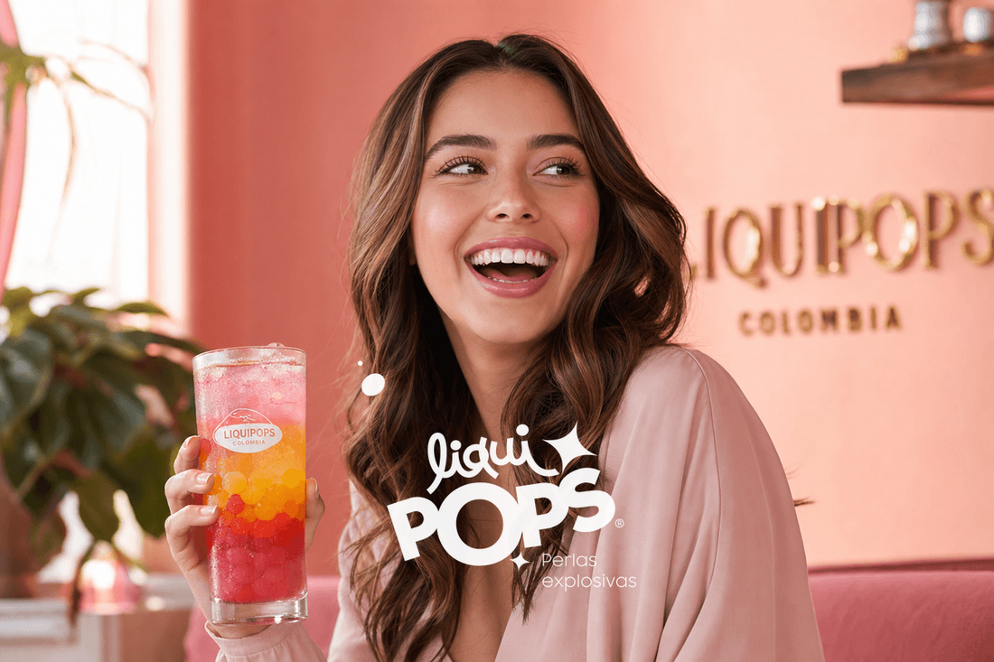 Joven colombiana disfrutando bebida con perlas explosivas multicolor LiquiPops